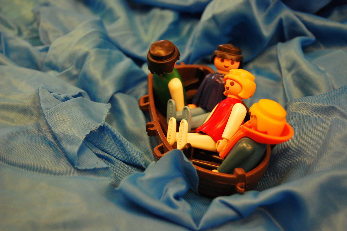 Legohahmoja veneessä. Jeesus tyynnyttää myrskyn.